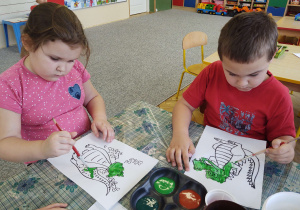 Maja i Paweł malują farbami smoka