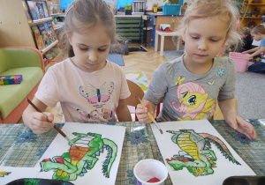 Gabrysia i Hania malują farbami smoka