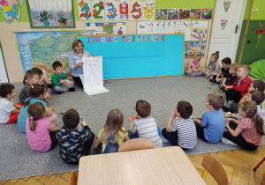 Pani Małgosia omawia dzieciom plan działania podczas zajęcia