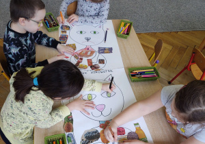 dzieci kolorują plakaty Kotków