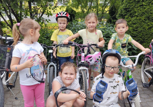 dzieci ze swoimi rowerami