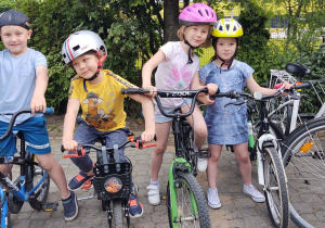 dzieci z rowerami