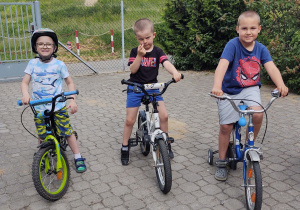 chłopcy siedzą na swoich rowerach