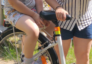 Maja siedzi na rowerze Pani Małgosi