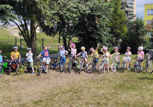dzieci stoją przy swoich rowerach