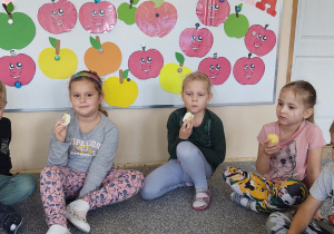dzieci zajadają jabłuszko