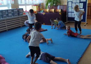 dzieci podczas pierwszego ćwiczenia