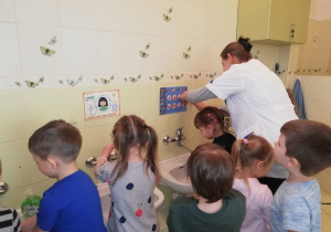 dzieci prawidłowo myją ręce