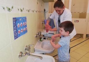 dzieci prawidłowo myją ręce