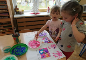 dzieci malują farbami