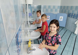 dziewczynki myję ręce