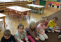 dzieci na dywanie podczas pogadanki o zdrowym odżywianiu