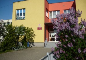 budynek przedszkola wiosną